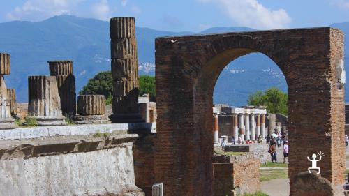 Esperienza culturale con pick-up da Napoli e visita agli Scavi di Pompei ideale per amici e famiglie