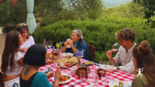 Calici di vino autoctono accompagnati da specialità del territorio per coppie, gruppi e idee regalo vicino Caserta