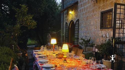 Degustazione di vini autoctoni a Castel Campagnano vicino Caserta con vista sulle colline, ideale per coppie e famiglie