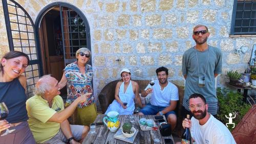 Degustazione panoramica con vini autoctoni e specialità locali per coppie, amici e team building 