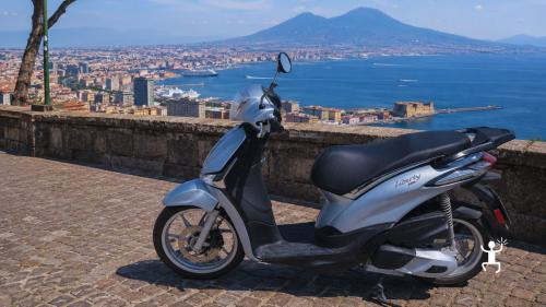 Noleggio scooter a Pompei per raggiungere gli Scavi di Ercolano, il Vesuvio e Sorrento in autonomia, ideale per coppie e idee regalo