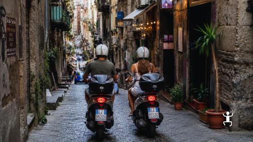 Esperienza di noleggio scooter tra Pompei, Castellammare di Stabia e Sorrento, adatta a gruppi e coppie in Campania