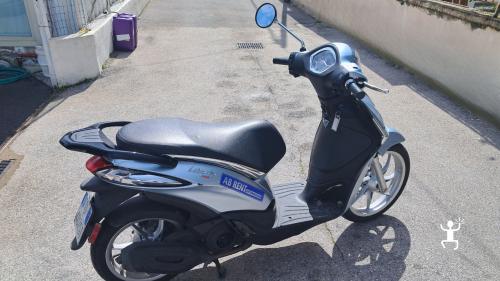 Noleggio scooter 125 per scoprire panorami sul Golfo di Napoli e la Costiera Sorrentina, perfetto per coppie e gruppi di amici