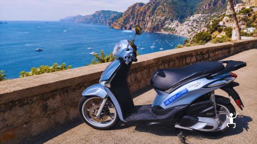 Scooter a noleggio per un itinerario tra Napoli, Sorrento e il Parco Nazionale del Vesuvio, perfetto per gruppi e coppie