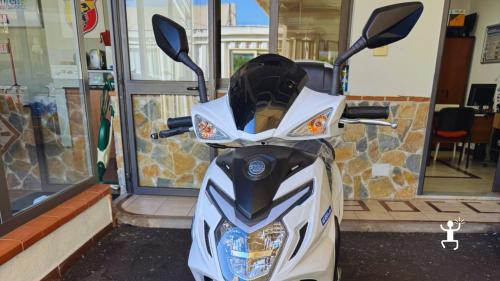 Esperienza in scooter 125 a Pompei con libertà di esplorare siti archeologici e località costiere, ideale per coppie e idee regalo 