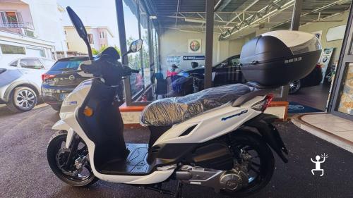 Scooter 125 a noleggio a Pompei per visitare Vesuvio, Napoli e Sorrento, ideale per coppie e gruppi in Campania