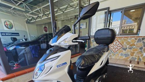 Noleggio scooter 125 per esplorare la Penisola Sorrentina e il Golfo di Napoli, perfetto per coppie e famiglie