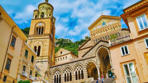 Trasferimento in minibus verso Positano e Amalfi lungo la Costiera Amalfitana per gruppi, coppie e amici in Campania