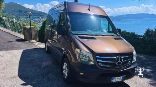 Escursione in Mercedes lungo la Costiera Amalfitana con visita a Meta di Sorrento, Positano e Amalfi per gruppi e coppie