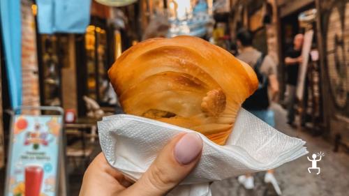 Degustazione della sfogliatella napoletana nel centro storico di Napoli, ideale per coppie, gruppi e idee regalo