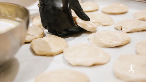 Esperienza sulla storia della sfogliatella napoletana a Napoli con degustazione guidata e dimostrazione artigianale, ideale per coppie