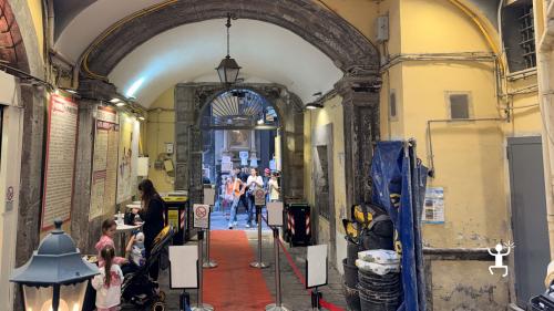 Degustazione guidata della Sfogliatella Santa Patrizia nel centro storico di Napoli, esperienza autentica per coppie e famiglie