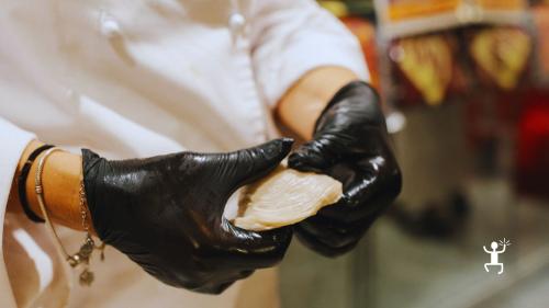 Preparazione della sfogliatella napoletana nel centro storico di Napoli, attività gastronomica per famiglie, gruppi e idee regalo 