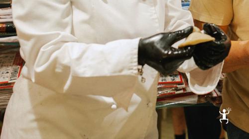 Tecniche artigianali per la preparazione della sfogliatella napoletana nel centro storico di Napoli, attività culturale e gastronomica per famiglie