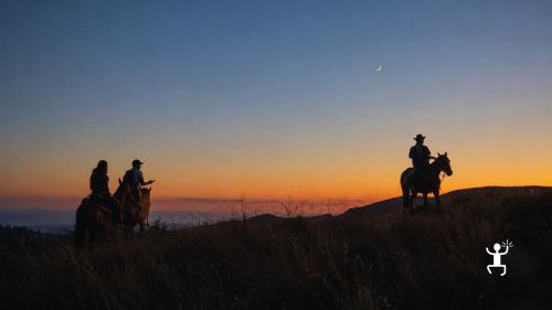 Escursione a cavallo serale tra i panorami di Sant'Agata sui Due Golfi, perfetta per vivere una notte d'estate speciale