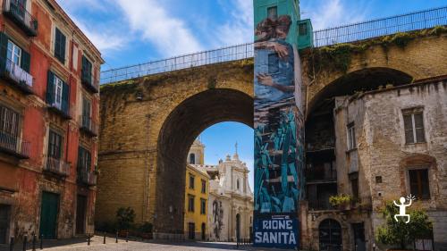 Caccia al tesoro tra quiz e missioni nel Rione Sanità di Napoli, ideale per famiglie e gruppi di amici
