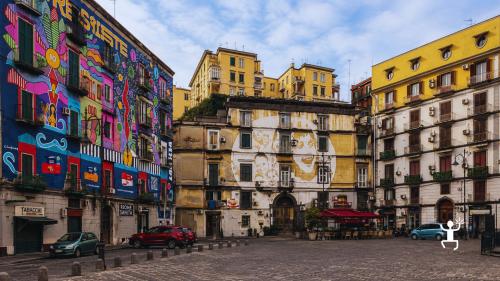 Visita al Palazzo dello Spagnolo durante il percorso guidato nel Rione Sanità, ideale per gruppi e scuole