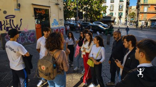Scoperta di Piazza Sanità e dei luoghi simbolo del quartiere con caccia al tesoro interattiva, ideale per famiglie e gruppi
