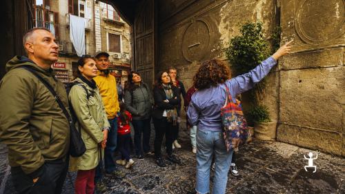 Squadre guidate da un’app durante una caccia al tesoro nel Rione Sanità, ideale per gruppi, scuole ed eventi aziendali