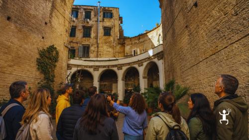 Alla scoperta di monumenti, murales e tradizioni con una caccia al tesoro culturale nel Rione Sanità, ideale per famiglie e gruppi di amici