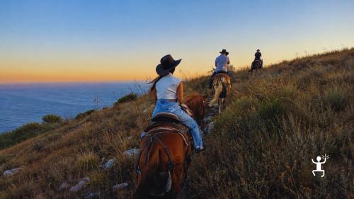 Randonnée équestre au lever du soleil avec vue sur le golfe de Naples et ses îles, idéale pour les débutants et les familles avec enfants