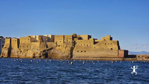 Tour in barca a Napoli perfetto per famiglie con vista su Castel dell'Ovo