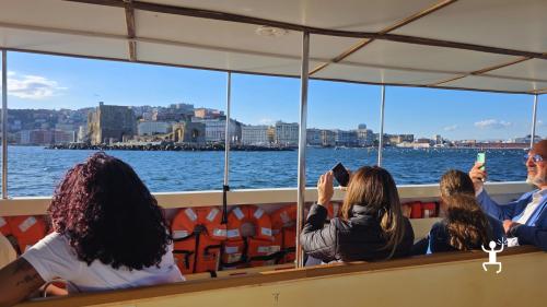 Gita in barca a Nisida e Posillipo perfetta per gruppi di amici