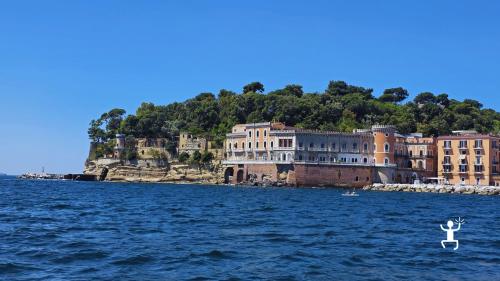 Tour guidato bilingue dal mare ideale per turisti italiani e stranieri