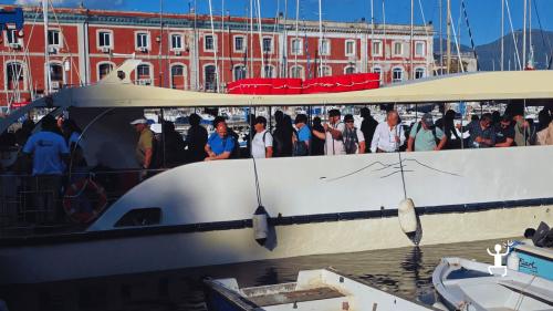 Imbarco a Borgo Marinari comodo e accessibile per famiglie e piccoli gruppi