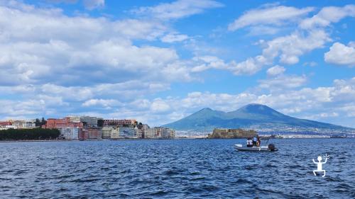 Gita panoramica sul mare di Napoli adatta a chi viaggia in coppia