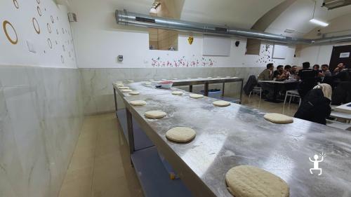 Dischi di impasto disposti sul banco infarinato, pronti per essere conditi durante il corso di pizza a Napoli