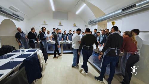 Gruppo riunito con gli istruttori nella sala del laboratorio di pizza napoletana a Napoli