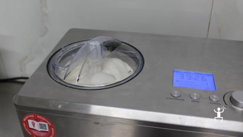 Preparazione del gelato artigianale con una frusta in una ciotola durante il laboratorio a Napoli