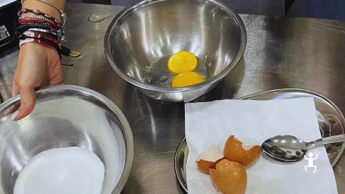 Schüsseln mit Eiern und Zucker stehen auf der Arbeitsfläche für die Zubereitung von Tiramisu während des Kochkurses bereit.
