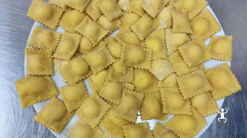 Handgemachte Ravioli auf einem Tablett nach der Zubereitung während des Kochkurses in Neapel.