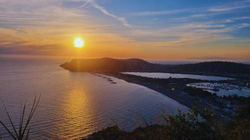 Historic kayak tour on the Phlegraean Coast, perfect for couples and groups who love nature and culture in Campania