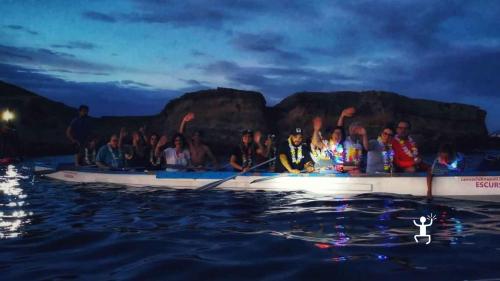 Kayak notturno tra Bacoli e Miseno con guida esperta, braciata e vino locale, esperienza per coppie e gruppi in Campania