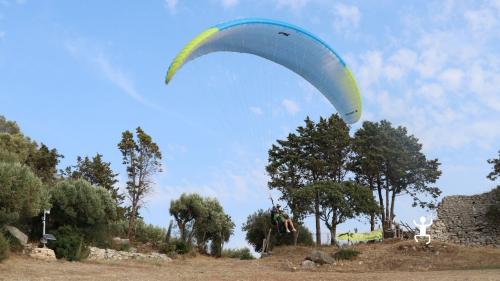 Escursione in parapendio con istruttore qualificato per giornata unica in Campania