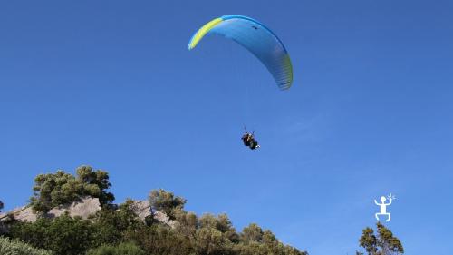 Volo in parapendio a Capaccio Paestum nel Cilento con decollo assistito e vista panoramica, attività adatta a coppie