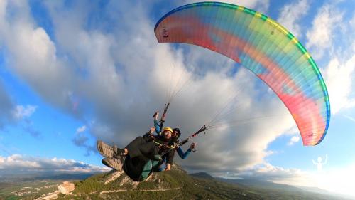 Volo in parapendio sopra il Cilento con vista sulla costa cilentana, esperienza unica per gruppi e team building