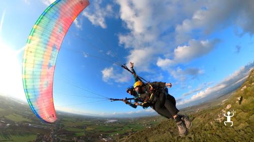 Esperienza di parapendio nel Cilento tra emozioni forti e paesaggi naturali, ideale per amici e team building