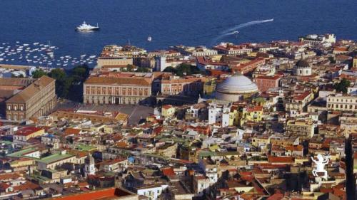 Coppie e gruppi durante una passeggiata enogastronomica nei vicoli di Napoli – idea regalo perfetta