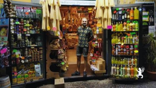 Mercatini e botteghe storiche durante una passeggiata enogastronomica tra i vicoli – esperienza ideale per team building o gite tra amici