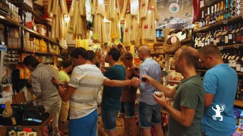 Trattoria tipica napoletana e accoglienza autentica nel cuore della città di Napoli – esperienza per momenti conviviali in coppia o in compagnia di amici