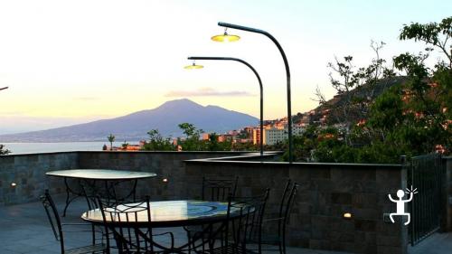 Degustazione formaggi in Costiera amalfitana con terrazza panoramica al tramonto 