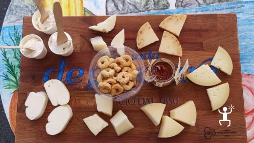 Degustazione di prodotti caseari in Campania esperienza formaggi artigianali 