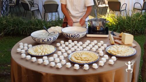 Dimostrazione produzione formaggio artigianale in Campania con Maestro Casaro Experience ed esperienza autentica