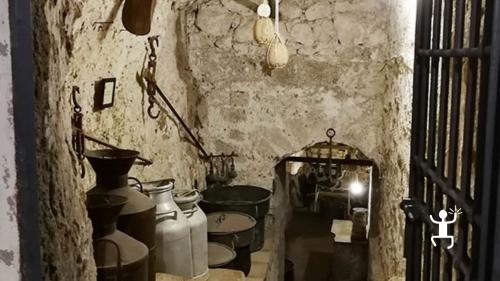 Visita guidata in una grotta per l'affinamento dei formaggi campani ed una esperienza autentica in Costiera Amalfitana