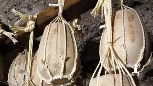 Essiccazione del formaggio in Campania in una grotta tufacea per esperienza caseificazione autentica