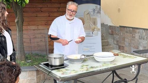 Degustazione di formaggi campani e vino locale a Vico Equense per coppie, gruppi e idee regalo in Campania